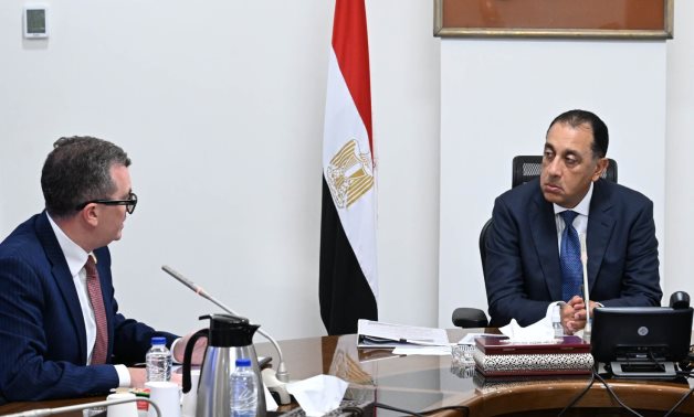 رئيس الوزراء يتابع مع وزير التخطيط عددا من ملفات العمل