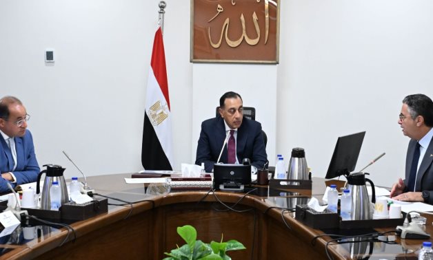 رئيس الوزراء يستعرض الإجراءات التنفيذية لفض التشابكات المالية بين "المالية" وهيئة السلع التموينية
