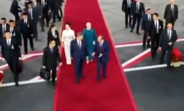 الرئيس السيسى وقرينته يستقبلان الرئيس الصينى وزوجته بمطار القاهرة الدولي 