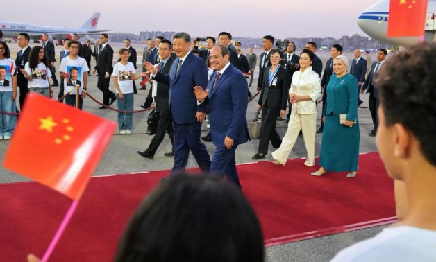 الرئيس السيسى وقرينته يستقبلان الرئيس الصينى وزوجته بمطار القاهرة.. صور  