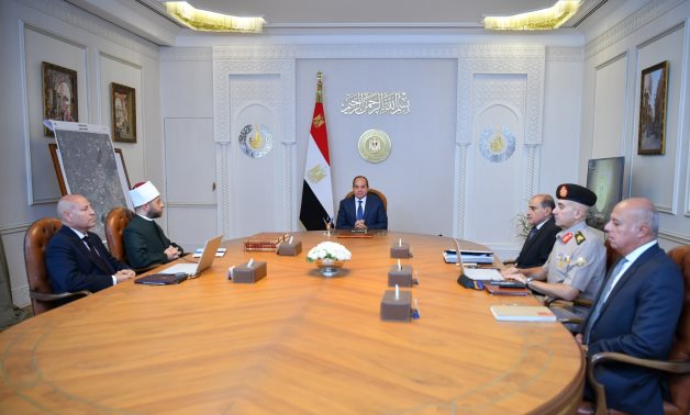 تحويل قلب العاصمة إلى مزار سياحي مفتوح.. الرئيس السيسي يوجه بتخضير القاهرة وتحويل المساحات المُخلاة إلى مسطحات خضراء.. توجيهات رئاسية باستمرار جهود الحصر والتوثيق لمختلف الأصول والممتلكات التابعة لهيئة الأوقاف 