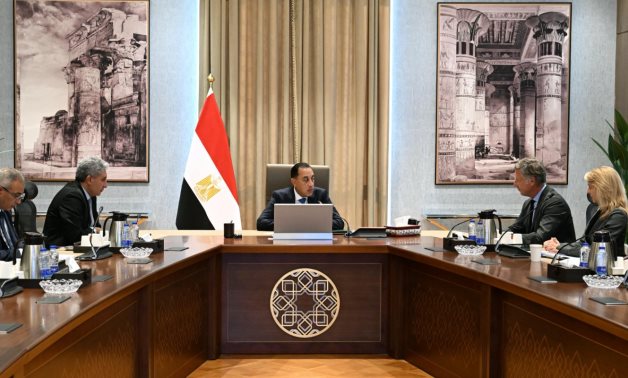 رئيس الوزراء يلتقي رئيس مجلس إدارة والرئيس التنفيذي لشركة «أكور» الفرنسية