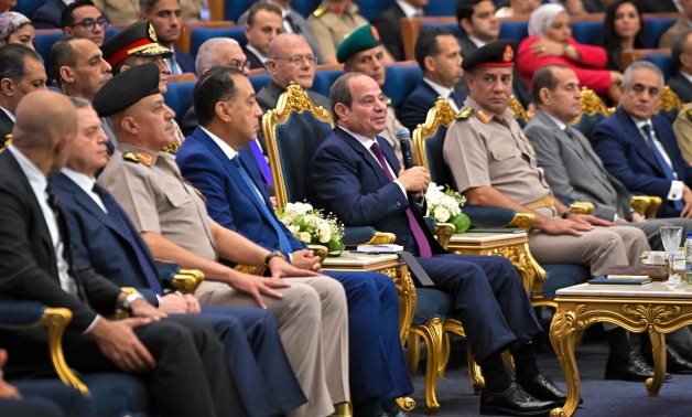 رسائل الرئيس السيسى من الأكاديمية العسكرية: مصر نجت من تحديات كبرى.. الإلحاح لإسقاط الدولة ما زال موجودًا.. أى ضرر يصيب مصر سيحيق بالجميع.. والأكاديمية العسكرية كيان يطبق معايير صادقة لا تجامل ولا تحابى أحدًا