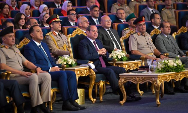 من الأمن المائي إلى رغيف المواطن.. نواب: رسائل الرئيس السيسي في اجتماع القيادة الاستراتيجية انحياز صريح للمواطن.. ويؤكدون: ترسم خريطة عمل للدولة فى مواجهة التحديات وتوحيد الجبهة الداخلية خط الدفاع الأول