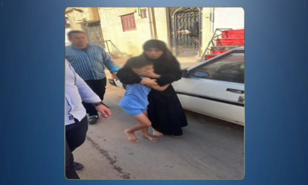 رعب فى عمارة.. دقائق حبس الأنفاس قبل السقوط.. تحرير أسرة احتجزها تاجر مخدرات مهددا بفرن غاز.. ونهاية درامية لـ "مسجل مطروح".. حاصر القوات بالبنزين والمولوتوف وسقط بعد إنقاذ أسرته.. صور