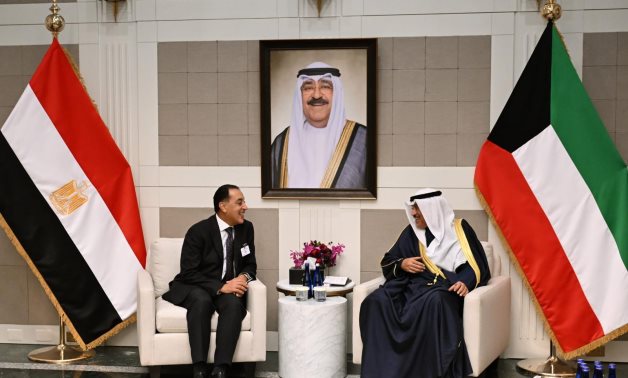 ولي عهد الكويت يستقبل رئيس الوزراء لبحث أوجه التعاون والتنسيق المشترك بين البلدين
