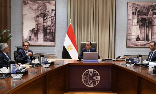 رئيس الوزراء يجتمع بوزراء الصحة والاتصالات والعدل لمتابعة تحضيرات مؤتمر شهر أكتوبر الذي كلف بعقده الرئيس