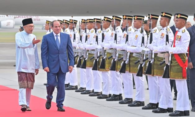 الرئيس السيسى يصل كوالالمبور ثانى محطات جولته الآسيوية.. ملك ماليزيا يقيم مأدبة غداء للرئيس السيسى غدًا.. مباحثات مع رئيس الوزراء الماليزى أنور إبراهيم ومؤتمر صحفى عقب توقيع مذكرات تفاهم.. صور