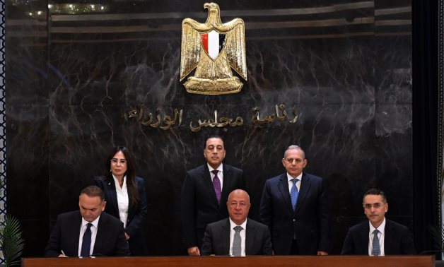 بين "بنك مصر" وشركة "فاوندرز" التابعة لشركة "هايد بارك" العقارية للتطوير.. رئيس الوزراء يشهد توقيع عقود تمويل بقيمة 10 مليارات جنيه لشراء وتسويق أصول مملوكة لهيئة المجتمعات العمرانية الجديدة
