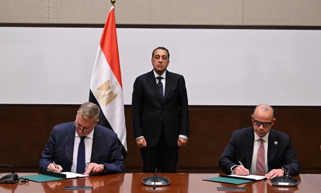رئيس الوزراء يشهد توقيع بروتوكول تعاون بين وزارتي البترول والاستثمار لتعزيز التكامل