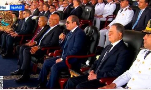 الرئيس السيسى خلال حفل تخريج دفعة جديدة من طلبة أكاديمية الشرطة: الحفاظ على الدولة مسؤولية الشعب كله والجيش والشرطة جناحا الأمن.. لا أحد يستطيع مواجهة 100 مليون مصرى ولا تسمحوا بتشويه ذاكرة الوطن