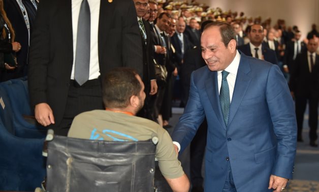 فخامة الرئيس السيسي يستجيب لرغبة مواطن من متحدى الإعاقة لمصافحته عقب انتهاء جلسة بمنتدى مصر 2026