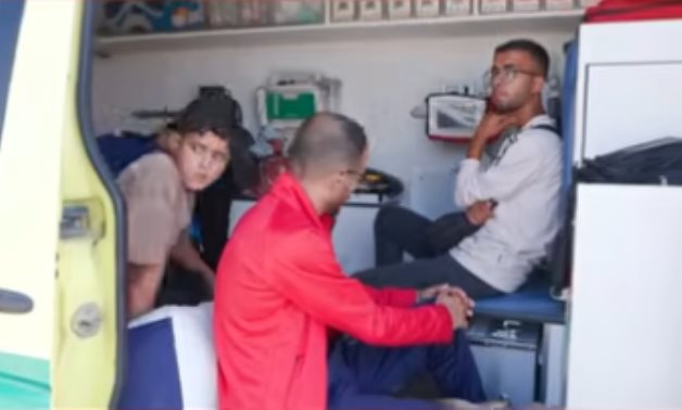 دفعة جديدة من مصابى غزة تصل معبر رفح وتجهيز 60 سيارة إسعاف لاستقبالهم.. فيديو