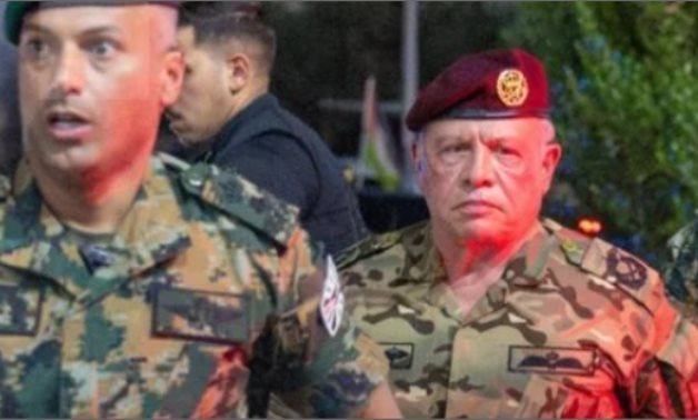 مسلحا وبالزى العسكرى.. عاهل الأردن يزور مصابى هجوم كنيسة الكرك الإرهابى