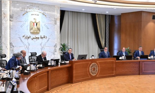 رئيس الوزراء يترأس اجتماع اللجنة المركزية لإدارة الأزمات ويوجه بزيادة المخزون الآمن من السلع الغذائية والمنتجات البترولية المختلف