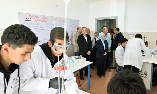 رئيس الوزراء يجري حوارًا مع الطلاب والطالبات بمدرسة “STEM”.. ويتجول بغرف الإقامة للاطمئنان على جودتها