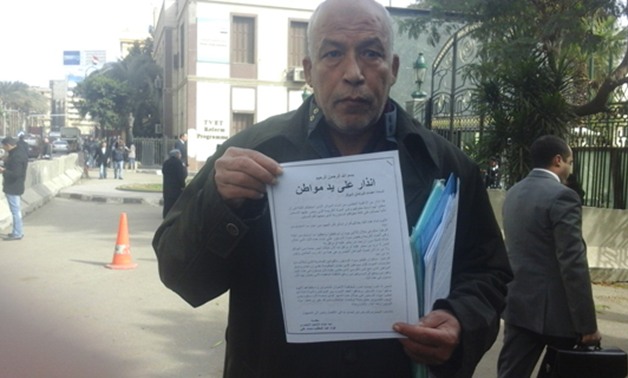 مواطن يوزع رسائل لأعضاء مجلس النواب: "إنذار على يد مواطن" لتفعيل الدستور‎