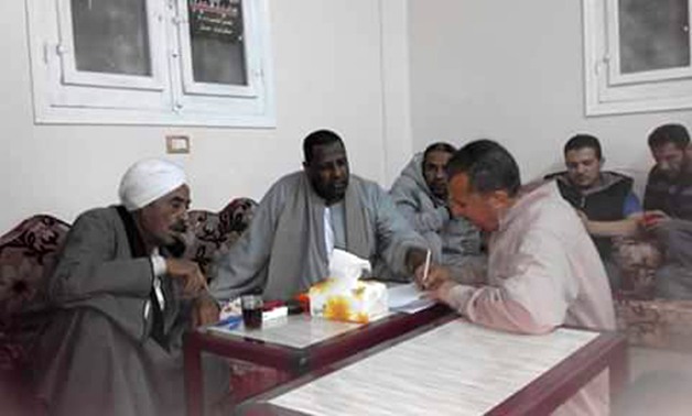 والد النائب أحمد شعيب يعقد جلسة صلح لإنهاء نزاع بين عائلتين بالإسماعيلية