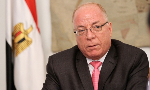 وزير الثقافة يفتح النار على "مبارك": عين 1200 موظف بقصر ثقافة يشتغل بـ 30 بس 