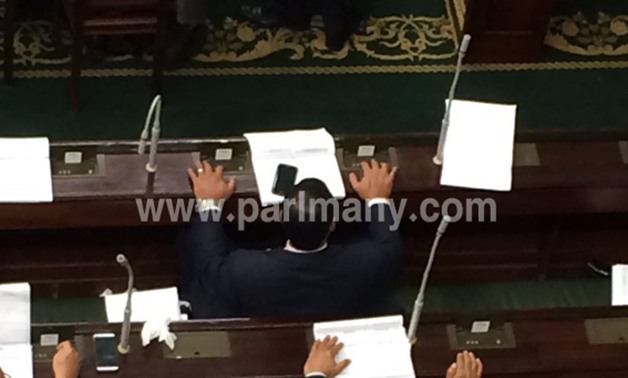 "برلمانى" يرصد تصويت عدد من النواب لزملائهم إلكترونيا خلال مناقشة مواد اللائحة 