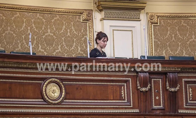 دينا عبد العزيز تجلس بمفردها فى شرفة المجلس أثناء مناقشة مواد اللائحة الداخلية  