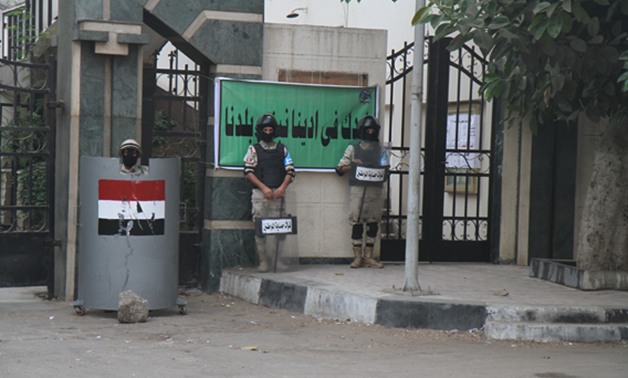 مشاجرة بين الناخبين والأمن بلجنة أبو جبل بديروط لتأخر القاضى أكثر من ساعة ونصف