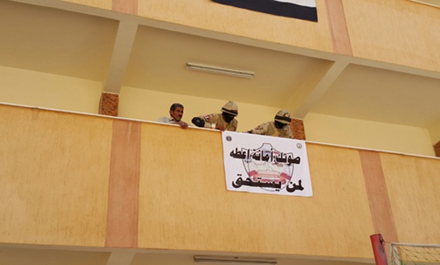 الشئون المعنوية تعلق لافتات "أعط صوتك لمن يستحق" بمقرات الإسكندرية