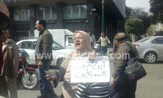 سيدة من ذوى الاحتياجات الخاصة أمام البرلمان للسيسى: "عاوزة حقى من الضابط اللى ضربنى‎" 