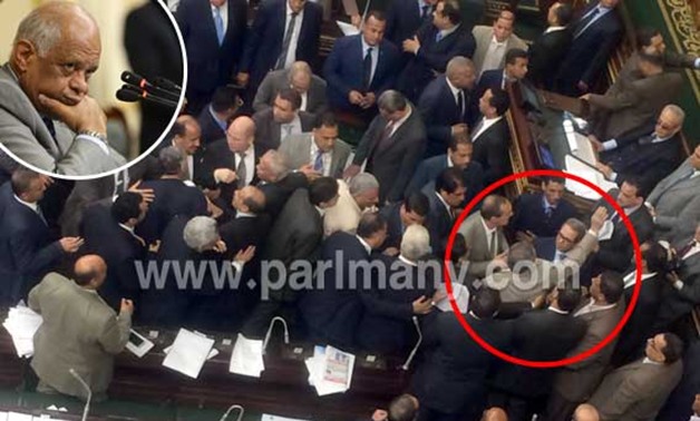 رفع الجلسة العامة للبرلمان بعد ضرب كمال أحمد لتوفيق عكاشة بالحذاء وطردهما من القاعة