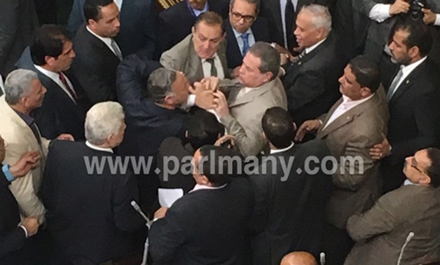 مشهد ضرب توفيق عكاشة بـ"الجزمة" احتجاجا على تطبيعه مع السفير الإسرائيلى بالقاهرة 