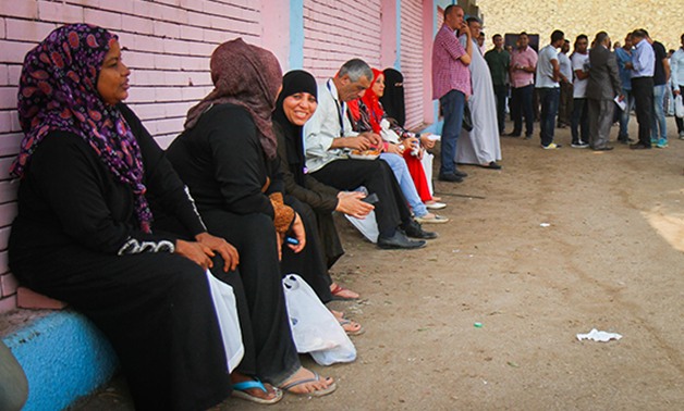 إقبال كثيف من السيدات على صناديق الاقتراع بدائرة منشأة القناطر فى الجيزة