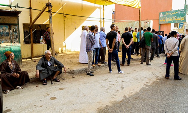 ضبط سيدة بسيارة عليها مُكبرات صوت للدعاية لصالح شقيقتها أمام لجنة بأسوان