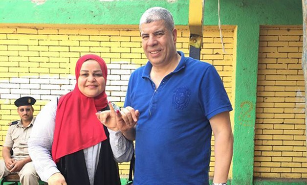 شوبير مع زوجته داخل اللجنة الانتخابية: "أدعو الجيمع للنزول والمشاركة.. مصر بتنتخب"