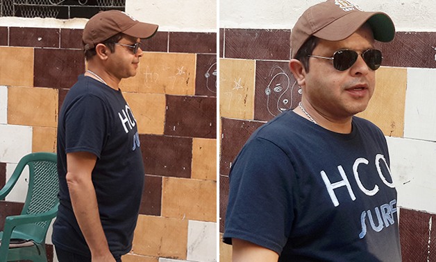 بالصور .. كلاكيت تانى مرة هنيدى يصل اللجنة لإدﻻء صوته فى راحة القضاة 