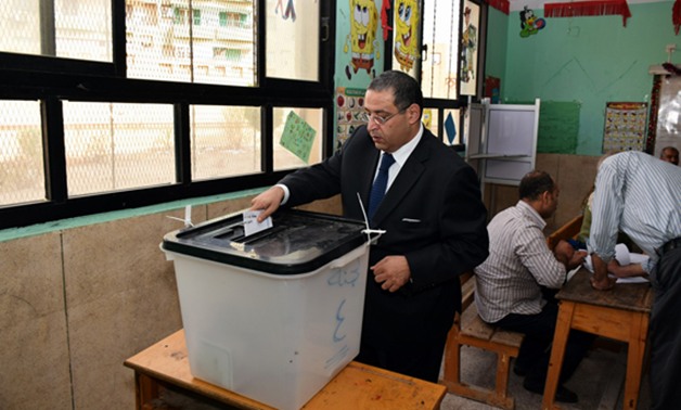 بالصور.. وزير الاستثمار يدلى بصوته فى لجنة 4 بالشيخ زايد