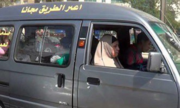 بالفيديو.. فاعل خير يخصص ميكروباصات لـ"عبور المشاة" مجانا فى المعادى