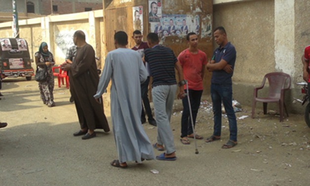 بالصور.. مريضان بسوهاج يتحاملان على نفسيهما للتصويت فى الانتخابات البرلمانية