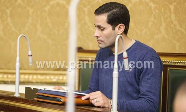 النائب أحمد الطنطاوى يتحدى رئيس البرلمان ويحضر الجلسة بالـ"تى شيرت" الأزرق