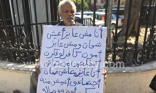 مواطن يتظاهر أمام مجلس النواب للمطالبة بعودة معاشه بعد قطعه منذ 3 سنوات 