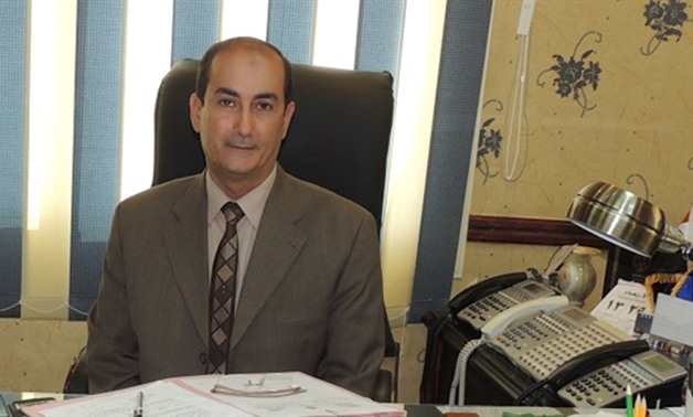 محافظ الوادى الجديد يهدى درع المحافظة لمساعد وزير الداخلية