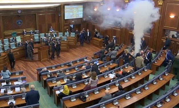 بالفيديو.. كلاكيت ثالث مرة.. نواب المعارضة يطلقون قنابل الغاز داخل برلمان كوسوفو