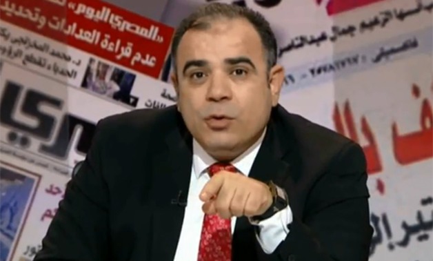 بالفيديو.. مذيع قناة "العاصمة": اللى هاجم أحمد الزند "كلب" و"أمه رقاصة"