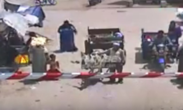 "آخر المشى ورا الحمير".. بالفيديو: نجاة صاحب "كارو" من الموت تحت قطار بمزلقان طوخ