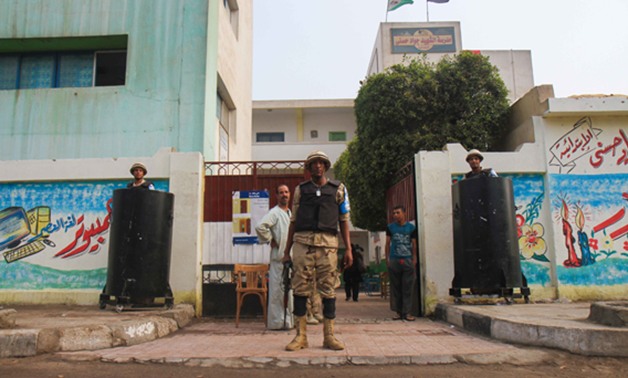 قوات الأمن توفر "كراسى متحركة" لكبار السن بلجان شبرا للإدلاء بأصواتهم فى الانتخابات