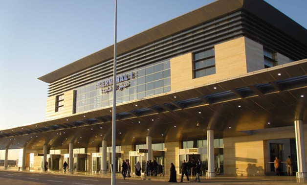 "جمارك" مطار برج العرب بالإسكندرية تحبط محاولة راكب مصرى تهريب 97 ألف جنيه