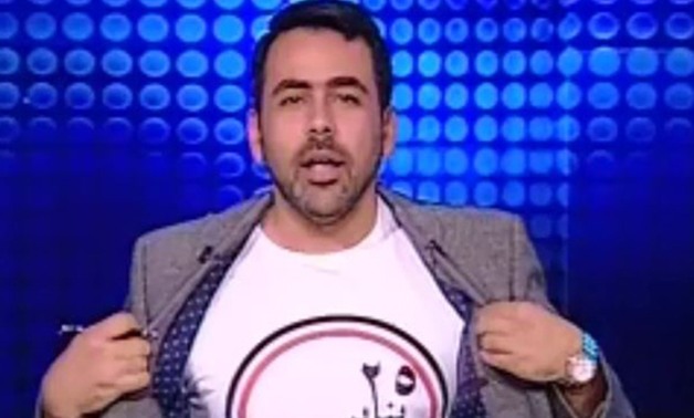 يوسف الحسينى يرتدى "تى شيرت 25 يناير وأفتخر": وسام شرف على صدر كل مشارك 