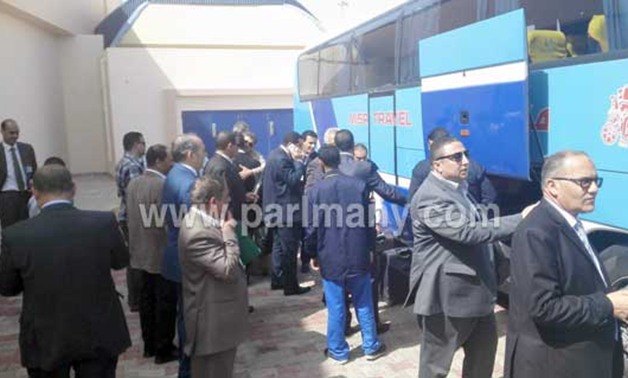 بالصور.. وصول وفد البرلمان المتجه إلى حلايب وشلاتين لمطار مرسى علم