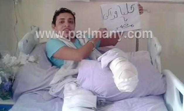 نشطاء يتداولون صورة جندى بترت قدمه بعملية إرهابية يرفع لافتة "كلنا فداكى يا مصر"