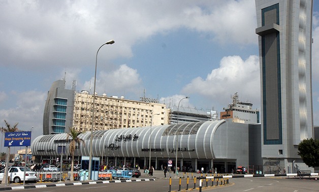 ميناء القاهرة الجوى: تركيب 8 مظلات لمرافقى المسافرين أمام صالات المطار