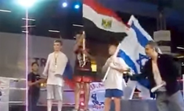 بالفيديو.. طفل مصرى يرفع علم مصر فوق علم إسرائيل بعد تتويجه فى مسابقة قتالية عالمية